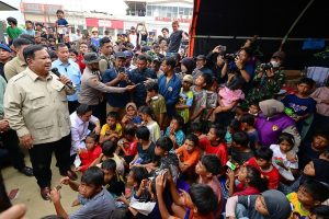 Temui Pengungsi di Aceh Tengah, Prabowo: Percayalah, Saudara Tidak Sendiri